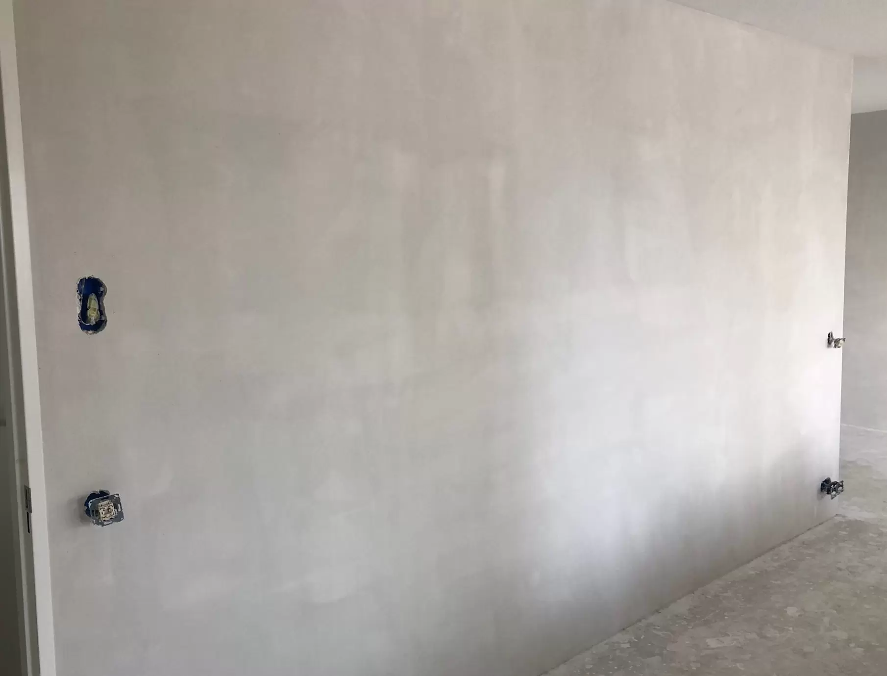 Glad gestucte wand in woonkamer