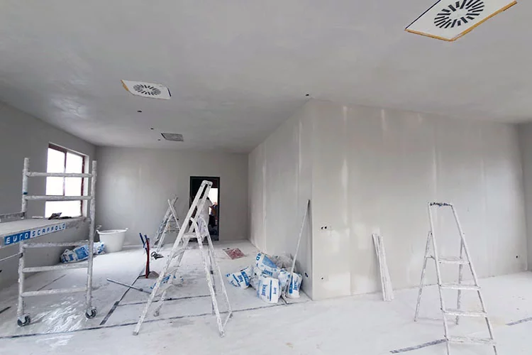 Woning in renovatie, wanden gestuct